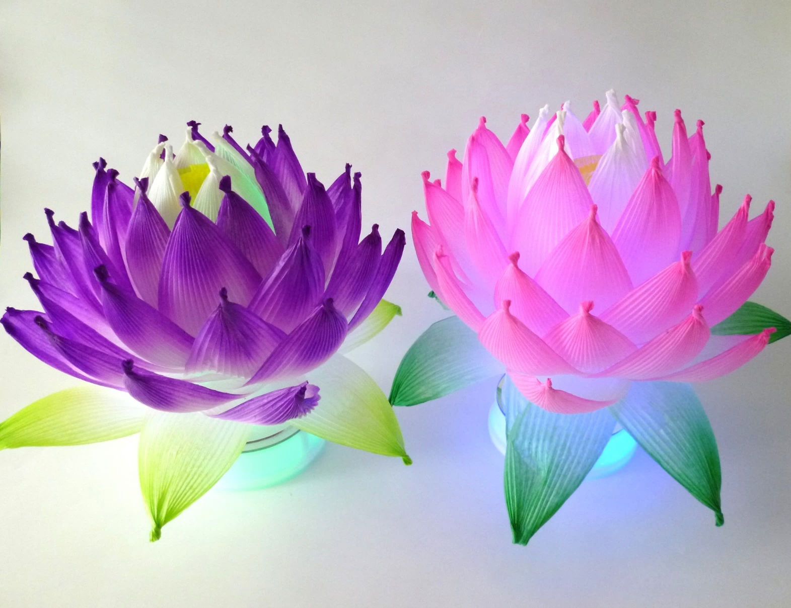 画像：お盆の準備 韓紙で咲かせる蓮の花