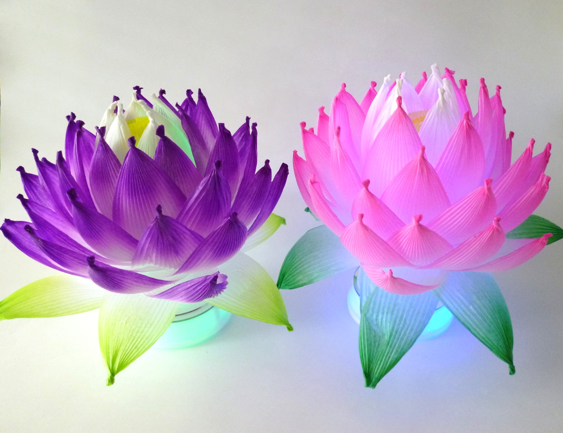 画像：お盆の準備 韓紙で咲かせる蓮の花